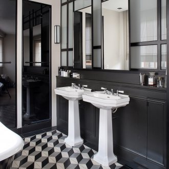 Μαύρο μπάνιο σε στυλ ρετρό