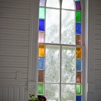 Όμορφο παράθυρο από βιτρό σε τραπεζαρία