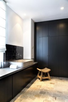 Μαύρο μπάνιο με ντουλάπια