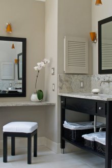 Μαύρο μπάνιο με έπιπλα wenge