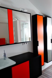 Μαύρο μπάνιο με έντονες προεκτάσεις