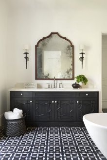 Μαύρο μπάνιο με καθρέφτη