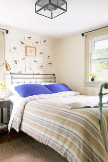 Παιδικό δωμάτιο σε στιλ της Προβηγκίας με έργα ζωγραφικής