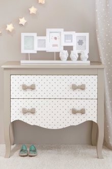 Παιδικό δωμάτιο σε στιλ της Προβηγκίας με συρταριέρα