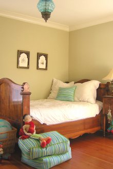 Παιδικό δωμάτιο σε στιλ της Προβηγκίας με συμπαγή έπιπλα