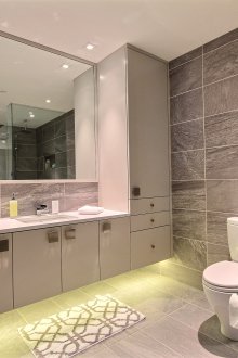 Grote badkamer met douche