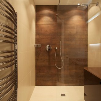 Μπάνιο με ντουζιέρα σε ξύλο