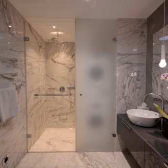 Μπάνιο με ντους με πόρτες