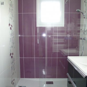 Μωβ μπάνιο με ντους