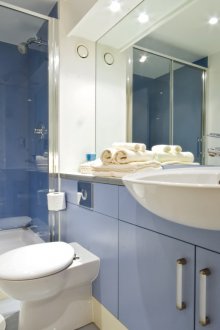 Μπλε μπάνιο με ντους