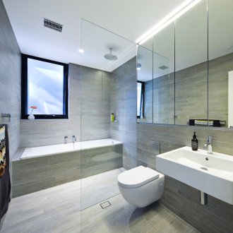 Μπάνιο με ντουζιέρα και πέτρινες πλάκες