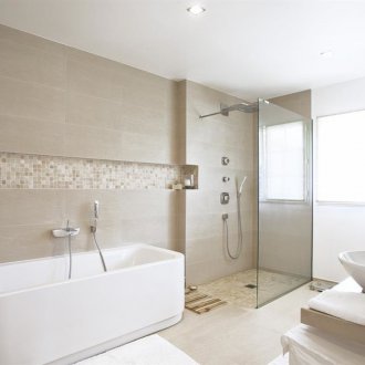 Μπάνιο με ντους και κεραμικά πλακίδια