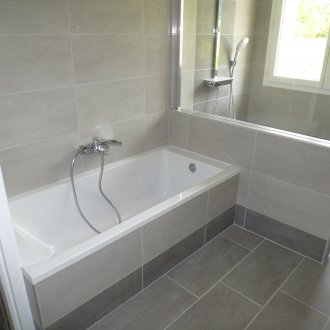 Μπάνιο με ντουζιέρα και πορσελάνη