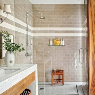 Μπάνιο με ντους και τούβλα