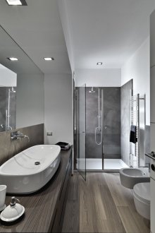 Μπάνιο με ντους και laminate