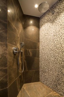 Μπάνιο με μαρμάρινο ντους