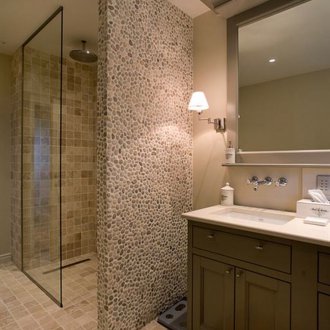 Μπάνιο με ντους με φινίρισμα από φυσική πέτρα