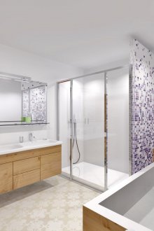 Μπάνιο με ντους και ξύλινη επένδυση