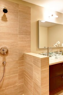 Μπάνιο με ντους και χωρίσματα