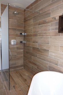Μπάνιο με ντουζιέρα και πλακάκια από ξύλο