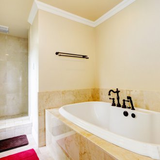 Μπάνιο με ντουζιέρα στο βάθρο