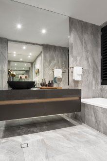 Μπάνιο με ντους από γυαλί