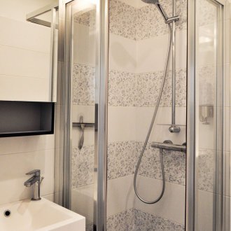 Μοντέρνο μπάνιο με ντους και κεραμίδι