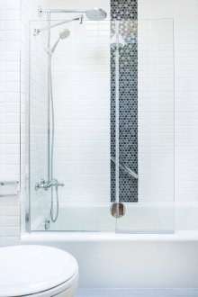 Μπάνιο με ντους και διακοσμητικό ένθετο