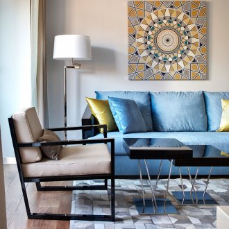 Μπλέ καναπές στο εσωτερικό του καθιστικού