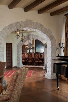 Εσωτερική αψίδα με πέτρινη διακόσμηση