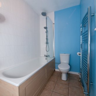 Μπλε τοίχους και λευκά πλακάκια στο μπάνιο