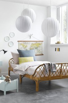 Οικονομικά σχεδιασμένο παιδικό δωμάτιο με έπιπλα από ψάθινα έπιπλα