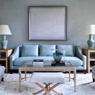 Μπλε έπιπλα και τοίχοι στο σαλόνι