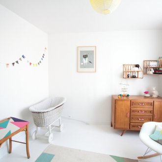 Ο σχεδιασμός του σπιτιού ενός φωτιστικού παιδικού δωματίου