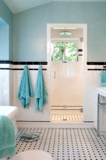 Μπλε τοίχους, μαύρο και άσπρο πλακάκια στο μπάνιο