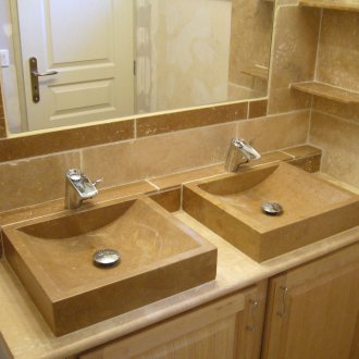 Έπιπλα μπάνιου με πέτρινο νεροχύτη