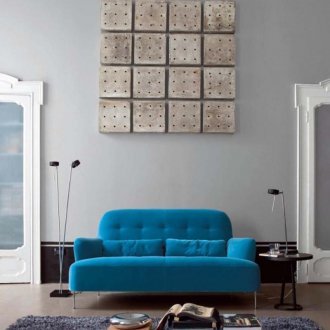 Φωτεινό μπλε καναπές στο σαλόνι