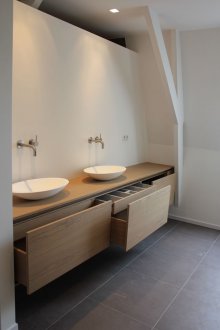 Ενδοδαπέδια έπιπλα μπάνιου