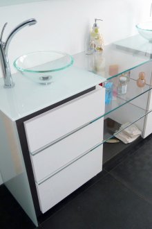 Γυάλινα έπιπλα μπάνιου