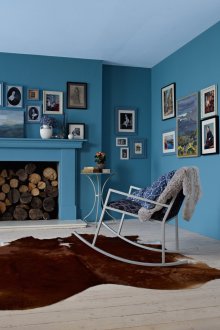 Καθιστικό με μπλε οροφή και τιρκουάζ τοίχους.