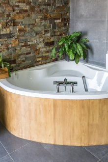 Γωνιακή μπανιέρα με ξύλινη ταπετσαρία