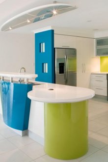 Μπλε, ανοιχτό πράσινο και λευκά χρώματα στο εσωτερικό της κουζίνας