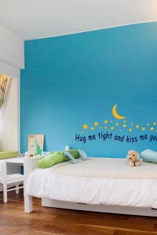 Μπλε τοίχο σε παιδικό δωμάτιο