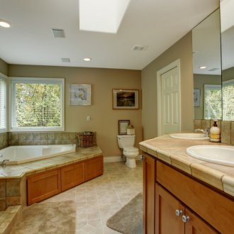 Γωνιακή μπανιέρα δίπλα στο παράθυρο