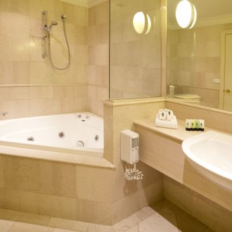 Γωνιακό μπάνιο με πλακάκια