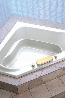 Γωνιακό μπάνιο στο βάθρο