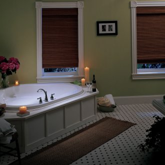 Γωνιακή μπανιέρα σε στυλ ρετρό.