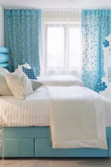 Μπλε κουρτίνες και κρεβάτια στην κρεβατοκάμαρα