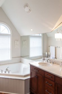 Γωνιακό μπάνιο σε εξοχικό σπίτι