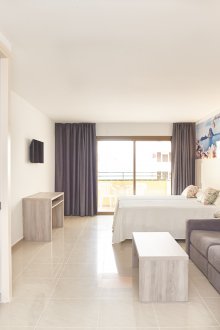 Εσωτερικό στούντιο με μπαλκόνι